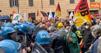 Copertina di Protesta dei lavoratori Alitalia, tensione tra i manifestanti e la polizia: gli agenti in tenuta anti-sommossa bloccano il corteo – Video