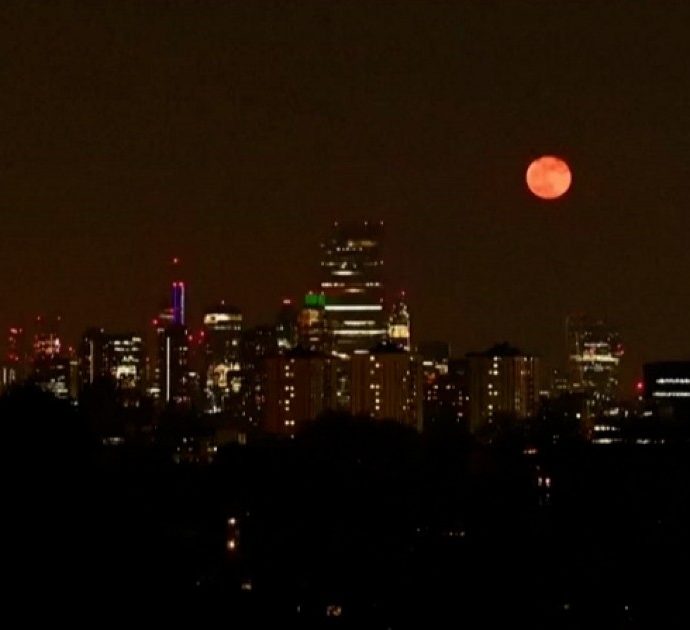 Superluna rosa, ecco lo spettacolare fenomeno nei cieli di Londra – Video