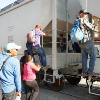 Migrants who travel with their children getting on the moving train to reach the northern border of Mexico.

Personas migrantes que viajan con sus hijos se arriesgan a subir al  tren en movimiento para poder llegar a la frontera norte de Mèxico.