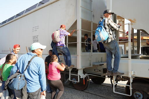 Migrants who travel with their children getting on the moving train to reach the northern border of Mexico.

Personas migrantes que viajan con sus hijos se arriesgan a subir al  tren en movimiento para poder llegar a la frontera norte de Mèxico.