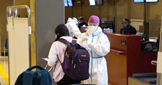 Copertina di Roma, atterrato a Fiumicino volo partito da New Delhi: 23 positivi tra i 213 passeggeri