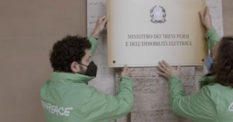 Copertina di Recovery plan, blitz di Greenpeace a Roma: gli attivisti cambiano nome a quattro ministeri. “Il Pnrr è una finzione ecologica” – Video