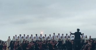 Copertina di Cina, il razzo 5B viene lanciato in orbita: così l’orchestra accompagna il decollo – Video