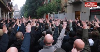 Milano, l’estrema destra ricorda Sergio Ramelli: in centinaia in strada. Assembramenti e saluto romano al grido di “presente” – Video