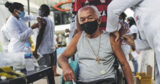 Copertina di Vaccinazioni capestro: le riserve monetarie in pegno ai produttori