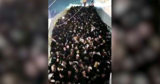 Israele, la calca sulla passerella sul Monte Meron prima del crollo: le persone in panico iniziano a spingere – Video