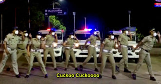 Copertina di India, il balletto della polizia in stile Bollywood per incoraggiare la popolazione a usare la mascherina fa il giro del mondo – Video