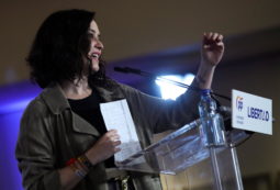 Copertina di Le pallottole spuntate della presidente Isabel Diaz Ayuso: la capitale spagnola verso il voto