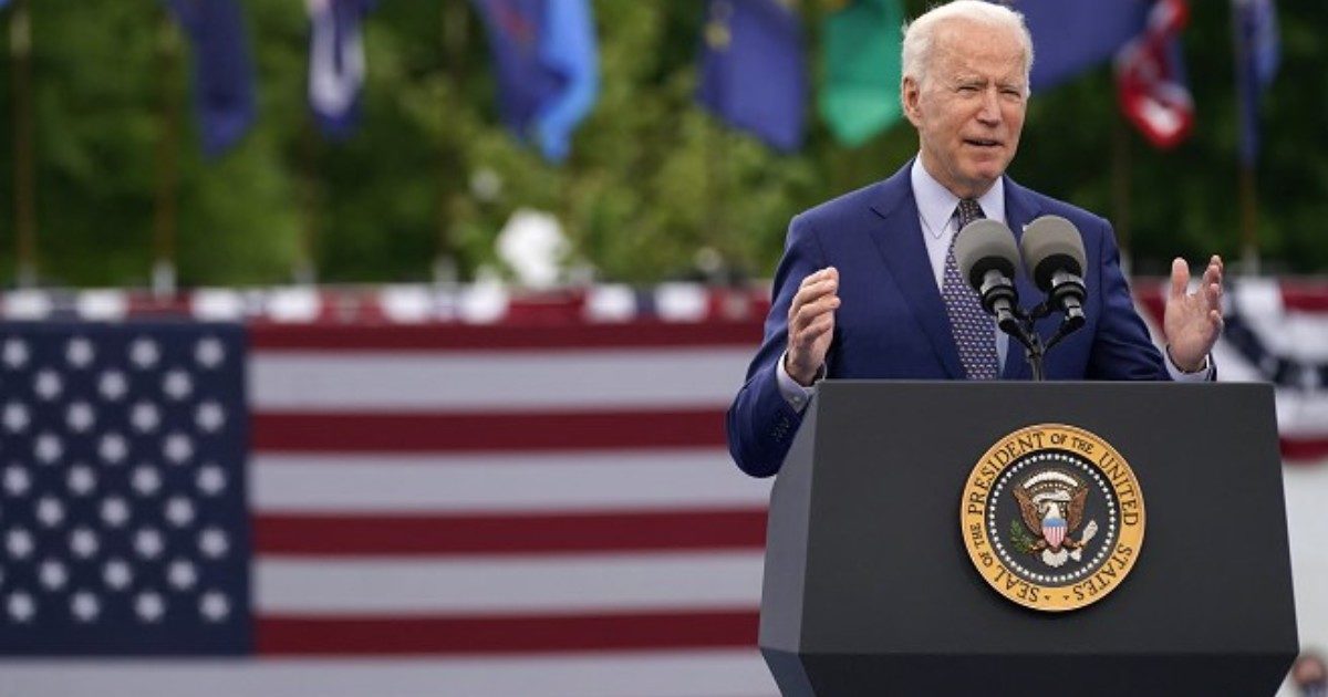 I primi 100 giorni di Biden: svolta su vaccini ed economia. Torna l’asse con l’Europa, ma sui migranti nessun approccio “più umano”