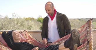 Copertina di Checco Zalone e Helen Mirren insieme nella nuova hit “La Vacinada”: ecco il video pro-vaccino girato in Salento