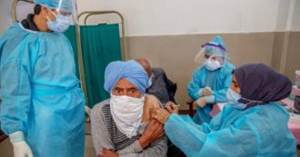 Copertina di Covid in India, altri 3400 morti ma diversi Stati hanno finito i vaccini. A Delhi la polizia cerca nuovi crematori