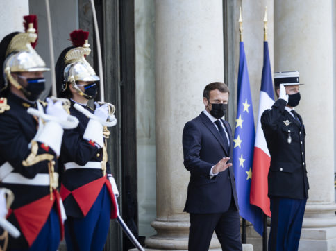 Copertina di Terrorismo e Covid, Macron si gioca tutto: la campagna elettorale francese è già partita