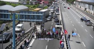 Copertina di Whirlpool, protesta dei dipendenti a Napoli: bloccato il raccordo autostradale dell’A1. Traffico in tilt – Video