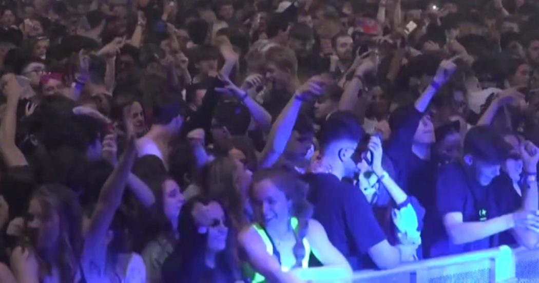 Covid, maxi-evento esperimento a Liverpool: oltre 3000 persone ballano senza distanziamento né mascherine – Video