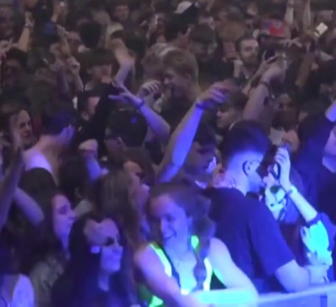 Covid, maxi-evento esperimento a Liverpool: oltre 3000 persone ballano senza distanziamento né mascherine – Video
