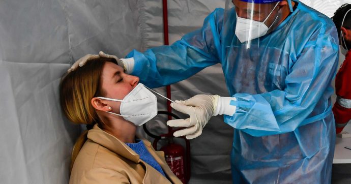 Coronavirus, 83.555 nuovi casi e 69 morti. In area medica i ricoverati sono più di 6mila