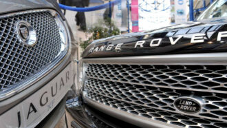 Copertina di Jaguar Land Rover taglia 4.000 posti di lavoro in due anni: via al piano di prepensionamenti