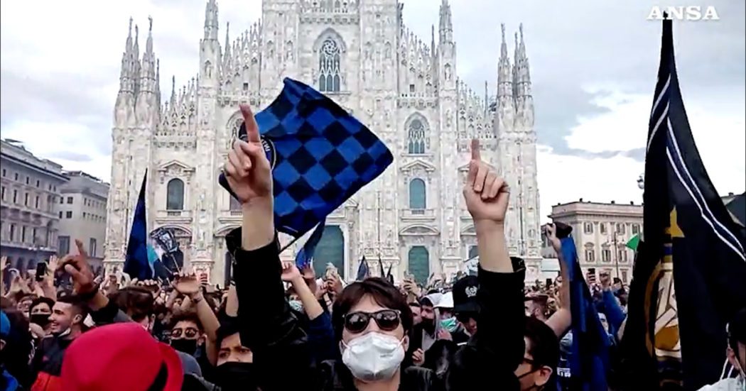 Inter campione d’Italia, esplode la gioia dei tifosi: la folla invade piazza Duomo a Milano. Poche mascherine e zero distanziamento