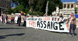Copertina di Libertà di stampa, a Roma la manifestazione per chiedere la liberazione di Julian Assange: “Trattato da terrorista in Regno Unito” – Video