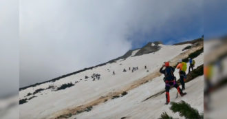 Copertina di Valanga si stacca all’improvviso sul Monte Zevola: le persone a valle fuggono prima di essere travolte – Video