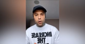 Copertina di Fedez: “Politici si decurtino una parte del 2×1000 destinato ai partiti e lo diano ai lavoratori”