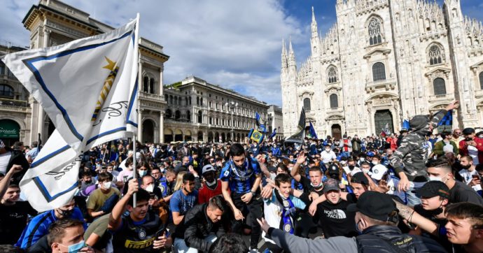 Copertina di Folla di tifosi invade Milano. A Napoli coprifuoco violato