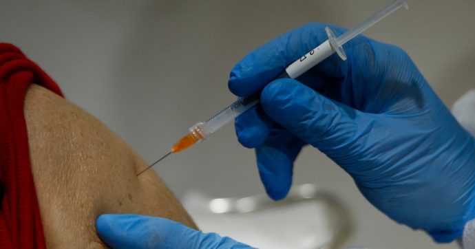 Vaccino Covid, via libera alla prenotazione della terza dose a 5 mesi in Lombardia