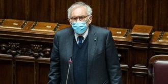 Copertina di “Banchi a rotelle cartolina del passato”, la frase di Bianchi crea tensioni con M5s. Di Maio: “Sorpreso. Il lavoro di Azzolina fu generoso”