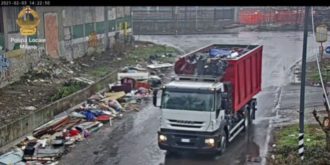 Copertina di Milano, traffico illecito di rifiuti e spaccio: disposto l’abbattimento di un campo nomadi. 33 arresti e 45 sequestri