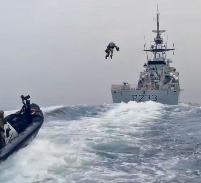 L’assalto dei Royal Marines è spettacolare: i militari in volo in stile “Iron Man” con la tuta jet – Video