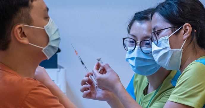 Covid, vaccino cinese Sinovac al vaglio dell’Ema. Un mese fa l’ammissione di Pechino sulla bassa efficacia