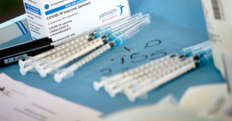 Copertina di Treviso, infermiera finge di somministrare il vaccino e getta via la siringa ancora piena. Denunciata per omissione in atti d’ufficio