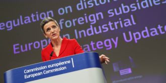 Copertina di Bruxelles propone uno scudo contro le scalate delle imprese extra Ue. E vuole ridurre la dipendenza dalle materie prime importate