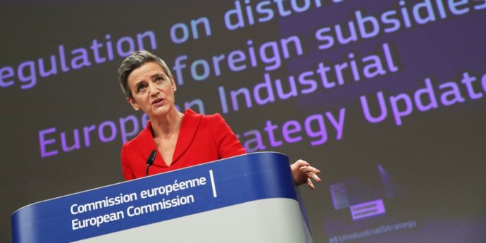 Bruxelles propone uno scudo contro le scalate delle imprese extra Ue. E vuole ridurre la dipendenza dalle materie prime importate