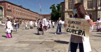 Copertina di Torino, gli studenti di Medicina protestano contro i tirocini online: “Siamo vaccinati, fateci tornare in ospedale”