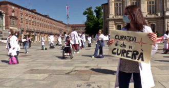 Copertina di Torino, gli studenti di Medicina protestano contro i tirocini online: “Siamo vaccinati, fateci tornare in ospedale”