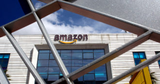 Copertina di Amazon, il procuratore di Washington fa causa sul controllo dei prezzi: “Massimizza i suoi profitti a scapito di venditori e consumatori”