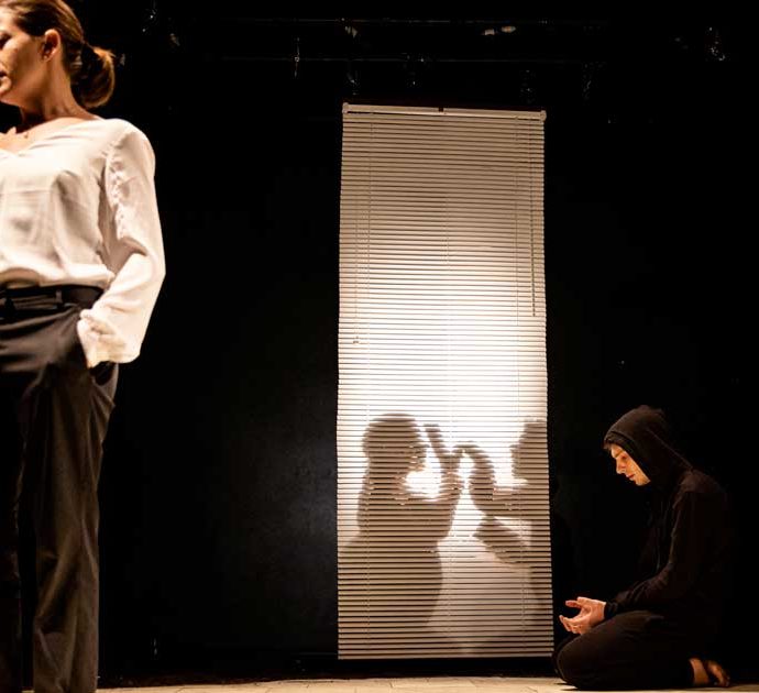 La notte di Antigone: all’Elfo Puccini l’eco di Sofocle arriva a Ilaria Cucchi. Così il teatro torna in presenza per raccontare una assenza