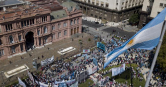 Argentina, la “tassa anti-Covid” sui grandi patrimoni fa centro. Raccolti 2,4 miliardi di dollari. Serviranno per sanità e scuole