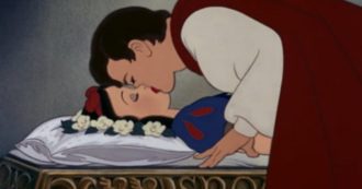 Copertina di “Il bacio del principe a Biancaneve non è consensuale”: lo storico cartone animato della Disney finisce nella bufera. Ecco perché
