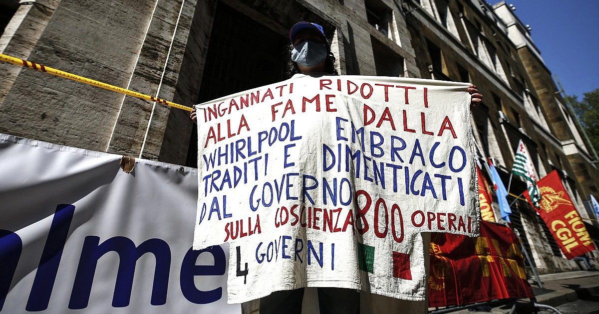 Caso Acc-Embraco, 700 lavoratori ostaggio dello scontro al Mise tra il progetto M5s a maggioranza pubblica e la “soluzione privata” di Giorgetti (che non trova investitori)