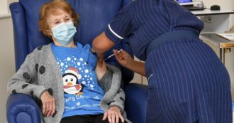 Copertina di Regno Unito, crollano del 98% i morti Covid tra gli over 70. A settembre terza dose di vaccini “aggiornati” contro le varianti