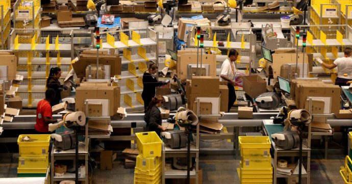 Copertina di Amazon, 44 miliardi di fatturato in Europa Ma non ha pagato nemmeno 1 euro di tasse