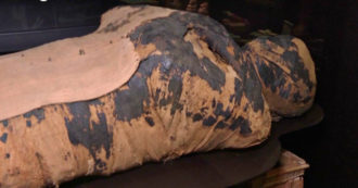 Copertina di Polonia, scoperta la prima mummia egiziana incinta al mondo. I ricercatori: “Convinti fosse un sacerdote”. Ma il test ha rivelato il feto