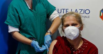 Copertina di Vaccini, caos a Roma per la mail della dirigente Asl: “Stop alle dosi Pfizer per i medici di famiglia”. Poi la Regione spiega: “Un errore”