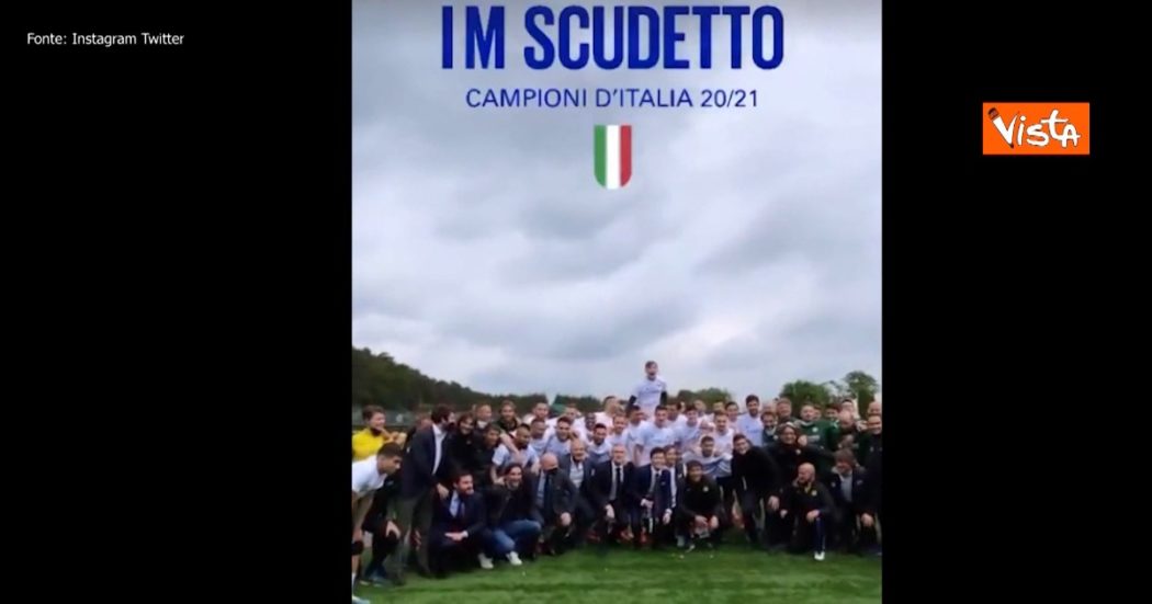 Scudetto Inter, i festeggiamenti di giocatori e staff tecnico: cori e brindisi tutti insieme con Zhang e Conte a La Pinetina – Video