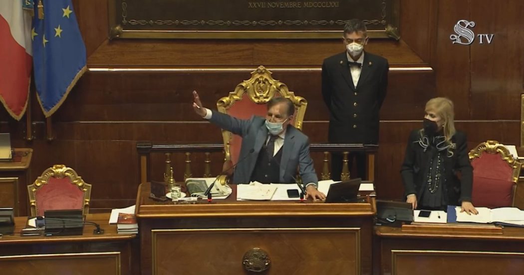 Bagarre al Senato, Santangelo (M5s) protesta durante l’intervento di Bertoldi (FdI). La Russa lo espelle e sospende Aula: ‘Studiate regolamento’
