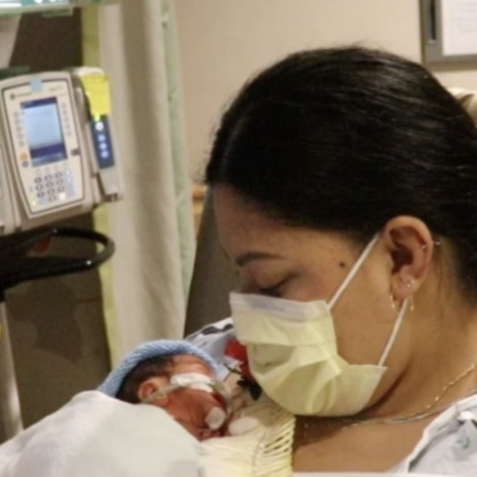 Lavinia Mounga partorisce in aereo ma non sapeva di essere incinta: la sua era una gravidanza criptica