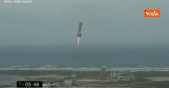Copertina di Space X, il razzo di Elon Musk atterra senza esplosioni nella base in Texas: era il quinto tentativo. Il video
