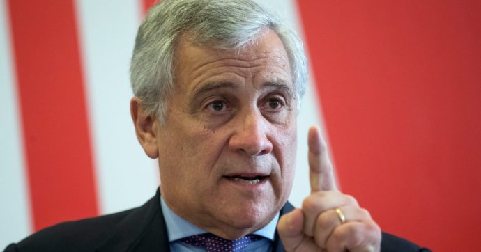 Tajani difende lo stop alle manifestazioni di Trieste, un No Vax lo minaccia: “Vi vedo bene appesi a testa in giù, fascisti”. Solidarietà da Fi